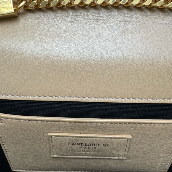 YSL - KATE MEDIUM TASSEL IN CROCODILE-EMBOSSED LEATHER BAG DARK BEIGE - Picture 4 of 12